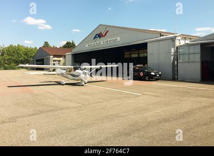 Venegono Inferiore, Varese, Italien - 02. September 2017: Cessna 172 geparkt in der Nähe des Hangars des Varese Aeroclubs, Provinz Varese, Italien Stockfoto