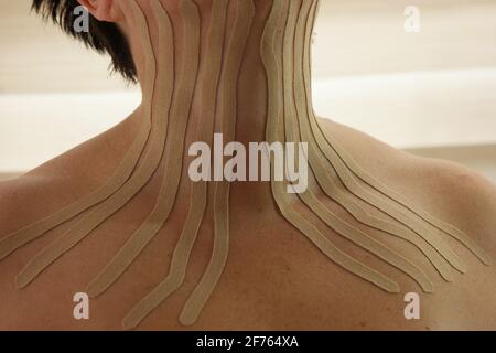 Kinesio-Bänder auf dem weiblichen Hals und der Brust. Stockfoto