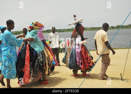 Während des jährlichen Lagos Black Heritage Festival Badagry, Lagos, Nigeria, tanzt die Glode-Maskerade zum Rhythmus der Stimmung. Stockfoto