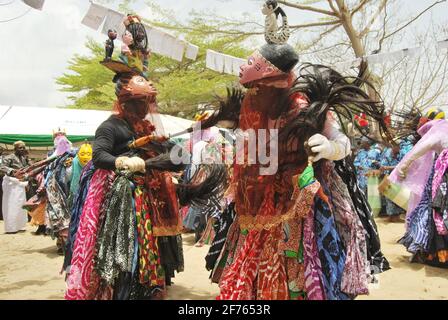 Während des jährlichen Lagos Black Heritage Festival Badagry, Lagos, Nigeria, tanzt die Glode-Maskerade zum Rhythmus der Stimmung. Stockfoto