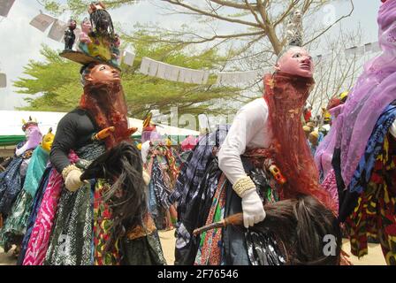 Während des jährlichen Lagos Black Heritage Festival Badagry, Lagos, Nigeria, tanzt die Glode-Maskerade zum Rhythmus der Stimmung. Stockfoto