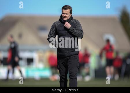 Nailsworth, Großbritannien. April 2021. Mark Cooper Manager von Forest Green Rovers während des Spiels der EFL Sky Bet League 2 zwischen Forest Green Rovers und Salford City am 5. April 2021 im New Lawn, Nailsworth, England. Foto von Dave Peters. Nur zur redaktionellen Verwendung, Lizenz für kommerzielle Nutzung erforderlich. Keine Verwendung bei Wetten, Spielen oder Veröffentlichungen einzelner Clubs/Vereine/Spieler. Kredit: UK Sports Pics Ltd/Alamy Live Nachrichten Stockfoto