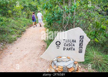 São Roque de Minas - MG, Brasilien - 13. Dezember 2020: Wegweiser für den Casca D'anta Trail im Nationalpark der Canastra Sierra, Weg nach Cas Stockfoto