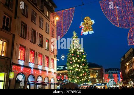 Frankreich, Elsass, Bas-Rhin, Straßburg, Weihnachtsmarkt, Durch die Straßen. Stockfoto