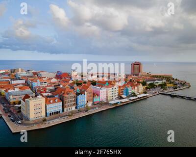 Willemstad, Curacao März 2021. Niederländische Antillen. Farbenfrohe Gebäude ziehen Touristen aus der ganzen Welt an. Blauer Himmel sonniger Tag Curacao Willemstad Stockfoto