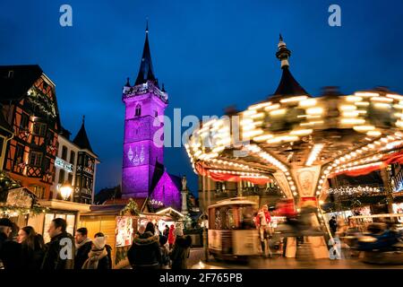 Frankreich, Elsass, Bas-Rhin, Obernai, Weihnachtsmarkt und Karussell. Stockfoto