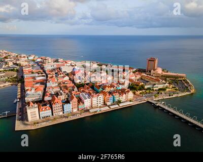 Willemstad, Curacao. Niederländische Antillen. Farbenfrohe Gebäude ziehen Touristen aus der ganzen Welt an. Blauer Himmel sonniger Tag Curacao Willemstad Stockfoto