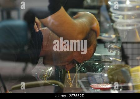 Barber wäscht den Kopf des Kunden in der Friseursalon. Stockfoto