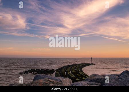 Sonnenuntergang über der Strandpromenade von Felixstowe in Suffolk, Großbritannien Stockfoto