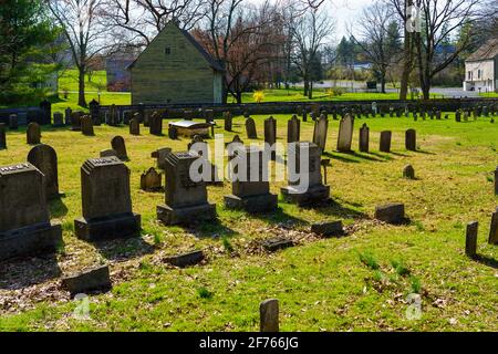Ephrata, PA, USA - 4. April 2021: Grabsteine in God's Acre Begräbnisstätte im historischen Ephrata-Kloster aus dem 18. Jahrhundert in Lancaster County, PA. Stockfoto