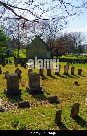 Ephrata, PA, USA - 4. April 2021: Grabsteine in God's Acre Begräbnisstätte im historischen Ephrata-Kloster aus dem 18. Jahrhundert in Lancaster County, PA. Stockfoto