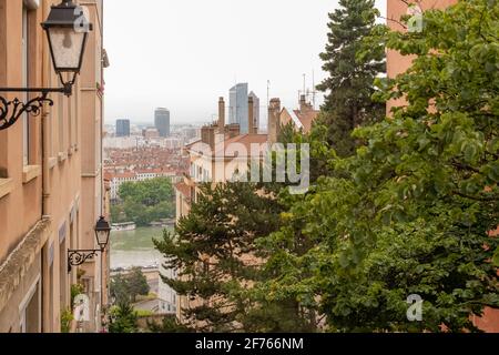 Vieux-Lyon, kleine Straße und bunte Häuser im Zentrum, am Fluss Saone Stockfoto