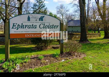 Ephrata, PA, USA - 4. April 2021: Eingangsschild am historischen Ephrata-Kreuzgang-Museum aus dem 18. Jahrhundert in Lancaster County, PA. Stockfoto