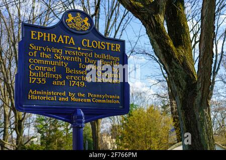Ephrata, PA, USA - 4. April 2021: Historisches Markierungszeichen im historischen Ephrata Cloister Museum aus dem 18. Jahrhundert in Lancaster County, PA. Stockfoto