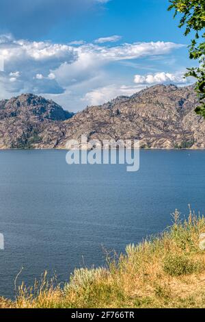 Schönen Überblick über den See und die Rocky Mountains in British Columbia. Stockfoto