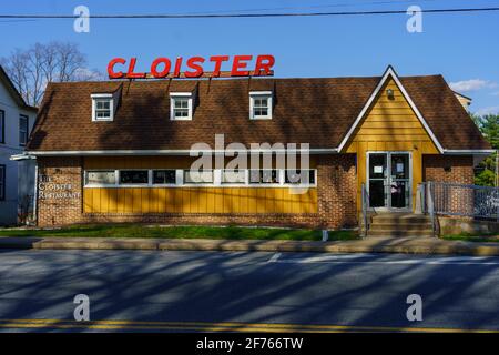 Ephrata, PA, USA - 4. April 2021: Das Cloister Family Restaurant ist ein lokales Restaurant in der Nähe des historischen Ephrata-Klosters in Lancaster County, PA. Stockfoto