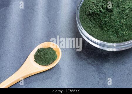 Spirulina Pulver in der Schüssel - Draufsicht Stockfoto