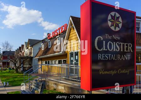 Ephrata, PA, USA - 4. April 2021: Das Cloister Family Restaurant ist ein lokales Restaurant in der Nähe des historischen Ephrata-Klosters in Lancaster County, PA. Stockfoto