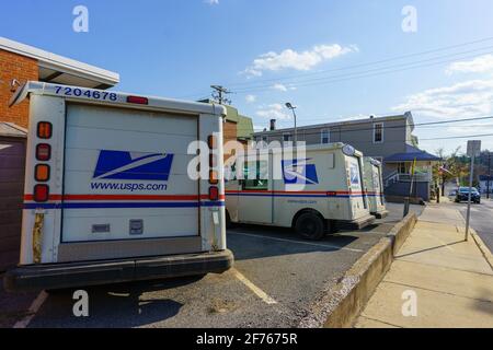 Ephrata, PA, USA - 4. April 2021: Postzustellwagen der USPA im Postamt der Ephrata in Lancaster County, PA. Stockfoto