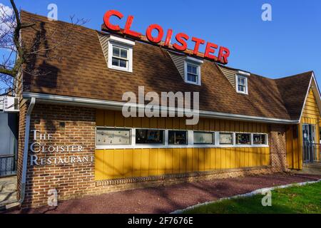 Ephrata, PA, USA - 4. April 2021: Das Cloister Family Restaurant ist ein lokales Restaurant in der Nähe des historischen Ephrata-Klosters in Lancaster County, PA. Stockfoto