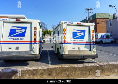 Ephrata, PA, USA - 4. April 2021: Postzustellwagen der USPA im Postamt der Ephrata in Lancaster County, PA. Stockfoto