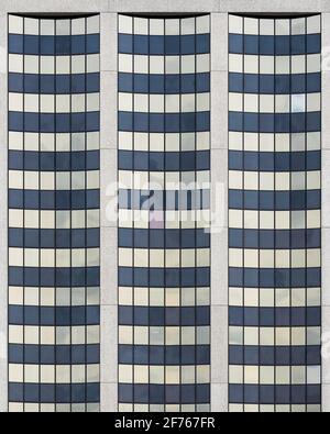 Geometrische architektonische Zusammenfassung aus Reihen von gelben und schwarzen Fenstern der Oak Brook Regency Towers in der 22nd Street in Oak Brook, Illinois Stockfoto