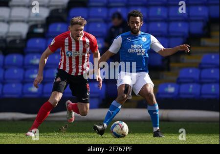 Charlie Wyke von Sunderland (links) und Nathan Thompson von Peterborough United in Aktion während des Spiels der Sky Bet League One im Weston Homes Stadium, Peterborough. Bilddatum: Montag, 5. April 2021. Stockfoto