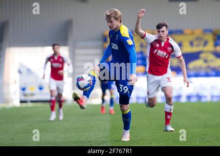 LONDON, GROSSBRITANNIEN. 5. APRIL: Joe Pigott vom AFC Wimbledon kontrolliert den Ball während des Spiels der Sky Bet League 1 zwischen dem AFC Wimbledon und Fleetwood Town in der Plough Lane, Wimbledon, London, am Montag, 5. April 2021. (Quelle: Federico Maranesi) Quelle: MI News & Sport /Alamy Live News Stockfoto