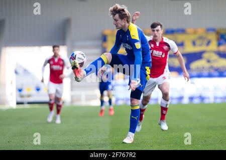 LONDON, GROSSBRITANNIEN. 5. APRIL: Joe Pigott vom AFC Wimbledon kontrolliert den Ball während des Spiels der Sky Bet League 1 zwischen dem AFC Wimbledon und Fleetwood Town in der Plough Lane, Wimbledon, London, am Montag, 5. April 2021. (Quelle: Federico Maranesi) Quelle: MI News & Sport /Alamy Live News Stockfoto