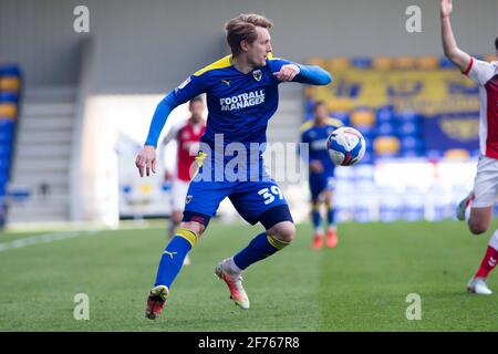 LONDON, GROSSBRITANNIEN. 5. APRIL: Joe Pigott vom AFC Wimbledon kontrolliert den Ball während des Spiels der Sky Bet League 1 zwischen dem AFC Wimbledon und Fleetwood Town in der Plough Lane, Wimbledon, London, am Montag, 5. April 2021. (Quelle: Federico Maranesi) Quelle: MI News & Sport /Alamy Live News Stockfoto