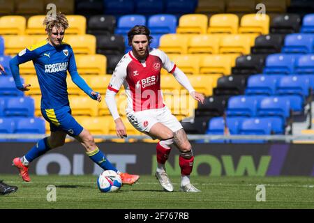 LONDON, GROSSBRITANNIEN. 5. APRIL: Wes Burns von Fleetwood Town kontrolliert den Ball während des Spiels der Sky Bet League 1 zwischen AFC Wimbledon und Fleetwood Town in Plough Lane, Wimbledon, London am Montag, 5. April 2021. (Quelle: Federico Maranesi) Quelle: MI News & Sport /Alamy Live News Stockfoto