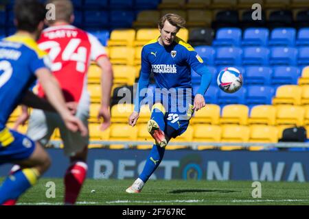 LONDON, GROSSBRITANNIEN. 5. APRIL: Joe Pigott vom AFC Wimbledon kontrolliert den Ball während des Spiels der Sky Bet League 1 zwischen dem AFC Wimbledon und Fleetwood Town in der Plough Lane, Wimbledon, London, am Montag, 5. April 2021. (Quelle: Federico Maranesi) Quelle: MI News & Sport /Alamy Live News Stockfoto