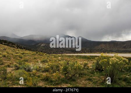 Schneewolken umhüllen die fernen Gipfel der La Sal Mountains in Utah, USA Stockfoto