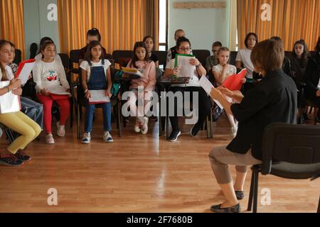 Lehrer und nette Kinder während des Musikunterrichts in der Grundschule. Stockfoto