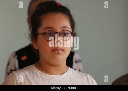 Portrait von niedlichen Mädchen Kind tragen Brillen. Stockfoto