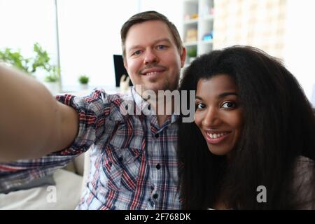 Mann und Frau machen Selfie aus der Nähe Stockfoto