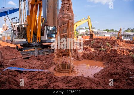 Erdbohrmaschine zum Bohren von Pfählen, Erdbohrmaschine oder hydraulischer Bohrmaschine in eine Baustelle Stockfoto