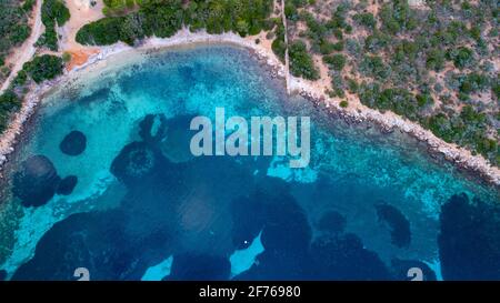 Luftdrohnenaufnahme einer Bucht auf der Insel Cabrera im Archipel der Balearen, Spanien Stockfoto