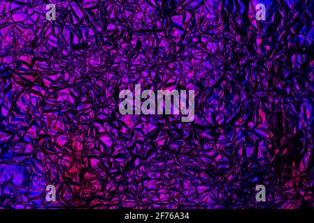 Rosa und blaue abstrakte Folie Hintergrund mit der glänzend zerknitterte Oberfläche für Textur Hintergrund. Schillernde Oberfläche zerknittert Folie. Stockfoto