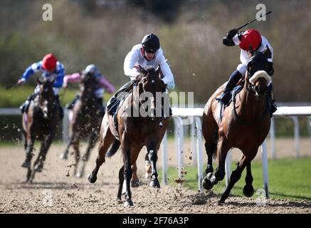 Mack the Knife unter Daniel Muscutt (links) gewinnt die Like Wolverhampton Racecourse auf Facebook Handicap auf der Wolverhampton Racecourse. Bilddatum: Montag, 5. April 2021. Stockfoto