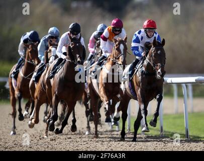 Mack the Knife unter Daniel Muscutt (links) gewinnt die Like Wolverhampton Racecourse auf Facebook Handicap auf der Wolverhampton Racecourse. Bilddatum: Montag, 5. April 2021. Stockfoto