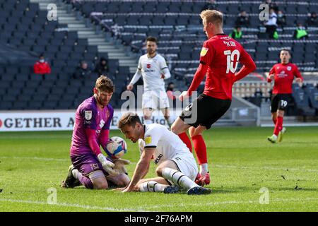 MILTON KEYNES, ENGLAND. 5. APRIL: Andy Fisher, Torwart von Milton Keynes Dons, sammelt den Ball in der ersten Hälfte der Sky Bet League ein Spiel zwischen MK Dons und Crewe Alexandra am Montag, 5. April 2021 im Stadium MK, Milton Keynes. (Kredit: John Cripps, Mi News) Kredit: MI Nachrichten & Sport /Alamy Live Nachrichten Stockfoto