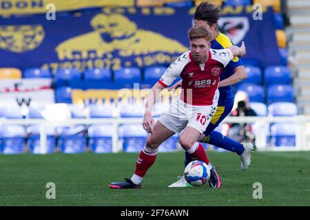 LONDON, GROSSBRITANNIEN. 5. APRIL: Callum Camps of Fleetwood Town kontrolliert den Ball während des Spiels der Sky Bet League 1 zwischen AFC Wimbledon und Fleetwood Town in Plough Lane, Wimbledon, London am Montag, 5. April 2021. (Quelle: Federico Maranesi) Quelle: MI News & Sport /Alamy Live News Stockfoto