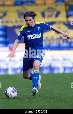 LONDON, GROSSBRITANNIEN. 5. APRIL: Zach Robinson vom AFC Wimbledon kontrolliert den Ball während des Spiels der Sky Bet League 1 zwischen AFC Wimbledon und Fleetwood Town in der Plough Lane, Wimbledon, London am Montag, 5. April 2021. (Quelle: Federico Maranesi) Quelle: MI News & Sport /Alamy Live News Stockfoto