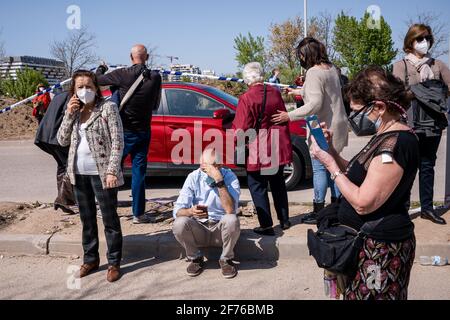 Madrid, Spanien. April 2021. Während der Heiligen Woche warten Menschen vor dem Krankenpflegekrankenhaus Isabel Zendan.die Beschäftigten des Gesundheitswesens arbeiteten diese Holly-Woche unermüdlich daran, Dosen von AstraZeneca und Moderna gegen Covid 19 an Menschen zwischen 60 und 75 Jahren zu impfen. Während der Massenimpfung wurden lange Linien beobachtet. Spanien bereitet sich trotz der Einschränkungen auf eine neue Infektionswelle nach Ostern vor. Kredit: SOPA Images Limited/Alamy Live Nachrichten Stockfoto