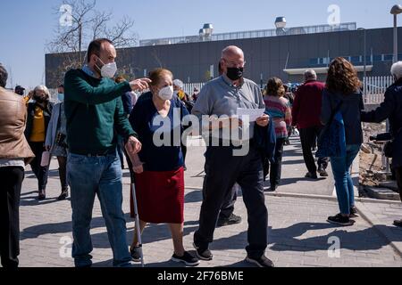 Madrid, Spanien. April 2021. Neu geimpfte Menschen im Isabel Zendan Krankenschwester Krankenhaus sahen während der heiligen Woche zu Fuß. Mitarbeiter des Gesundheitswesens haben diese Holly-Woche unermüdlich daran gearbeitet, Dosen von AstraZeneca und Moderna gegen Covid 19 an Menschen zwischen 60 und 75 Jahren zu impfen. Während der Massenimpfung wurden lange Linien beobachtet. Spanien bereitet sich trotz der Einschränkungen auf eine neue Infektionswelle nach Ostern vor. Kredit: SOPA Images Limited/Alamy Live Nachrichten Stockfoto