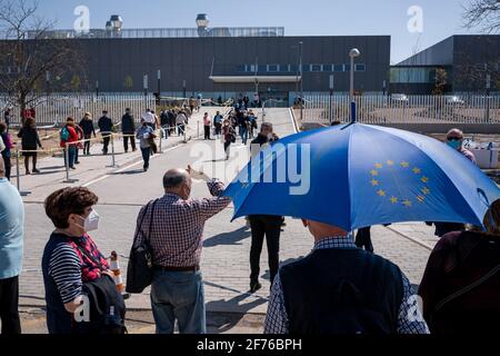 Madrid, Spanien. April 2021. Während der Heiligen Woche warten Menschen in der Sonne im Krankenpflegekrankenhaus Isabel Zendan.die Beschäftigten im Gesundheitswesen arbeiteten diese Holly-Woche unermüdlich daran, Dosen von AstraZeneca und Moderna gegen Covid 19 an Menschen zwischen 60 und 75 Jahren zu impfen. Während der Massenimpfung wurden lange Linien beobachtet. Spanien bereitet sich trotz der Einschränkungen auf eine neue Infektionswelle nach Ostern vor. Kredit: SOPA Images Limited/Alamy Live Nachrichten Stockfoto