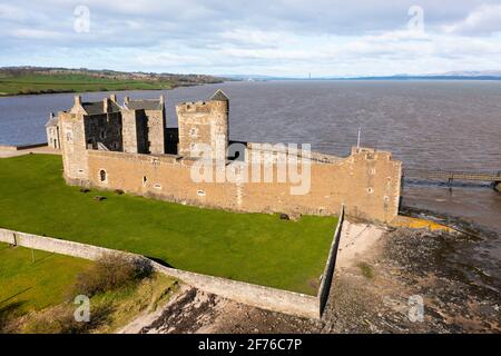 Luftaufnahme von der Drohne von Blackness Castle am Firth of Forth in Schottland, Großbritannien Stockfoto