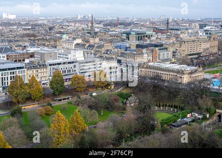 Erhöhter Blick auf die West Princes Street Gardens, die Princes Street und die Royal Scottish Academy von den Zinnen des Edinburgh Castle - Edinburgh, Schottland, U Stockfoto
