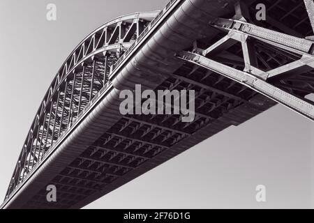 Die legendäre Tyne Bridge wurde 1928 eröffnet, um Newcastle und Gateshead zu verbinden, indem sie den Fluss Tyne in Tyne und Wear, Nordostengland, überspannt. Stockfoto